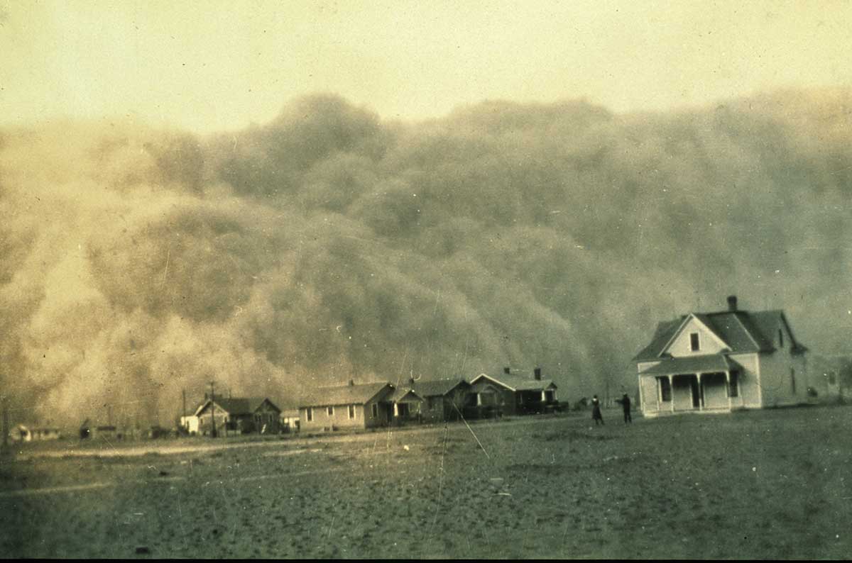 A dust storm approaching Stratford, Texas, in April 1935.
