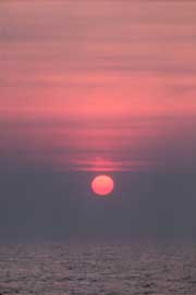 Foto de um pôr-do-sol vermelho.