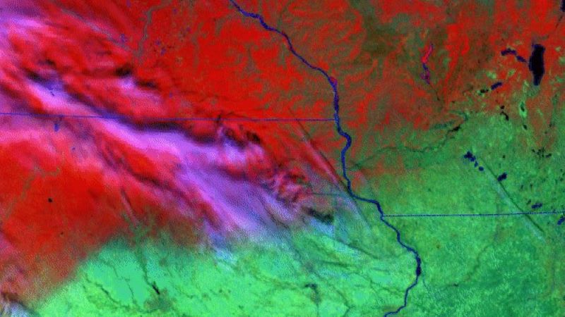 Image of a storm going through Iowa, Illinois and Minnesota